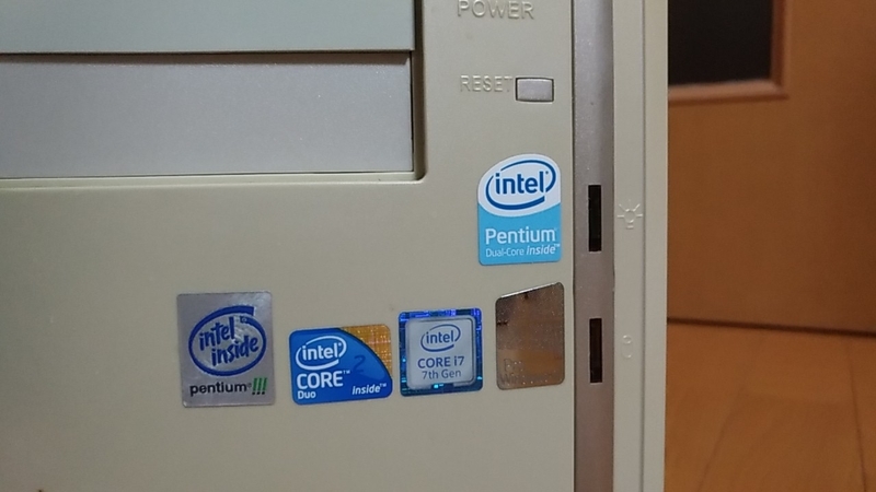 歴代CPUのシールを貼ったPCケースのパネル