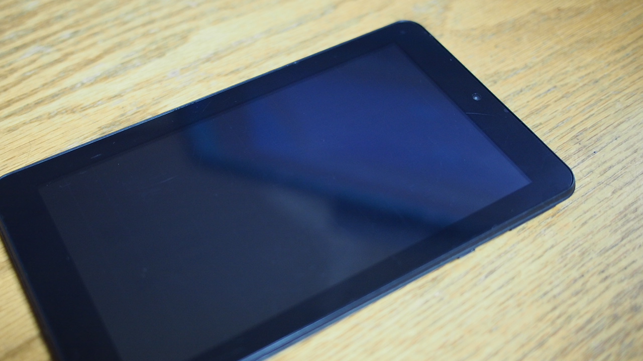 加水分解でベタベタになったタブレットPC「KVI-70B」のケースを磨く