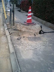 歩道で路面から浮き出たマンホール