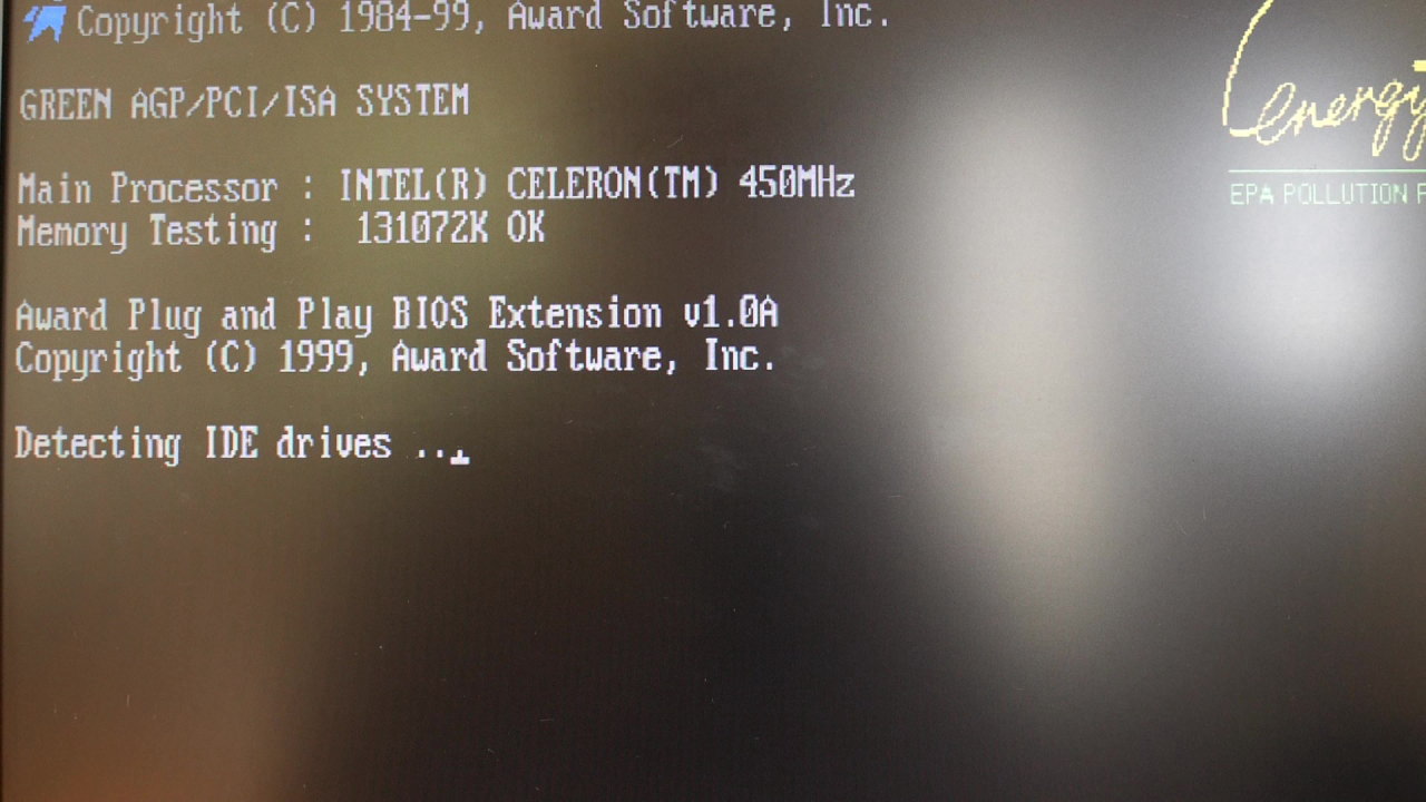POSTで表示されたCeleron300Aの450MHz動作