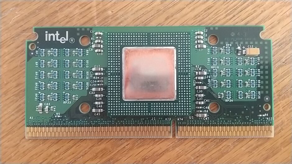 正面から見たCeleron300ACPU