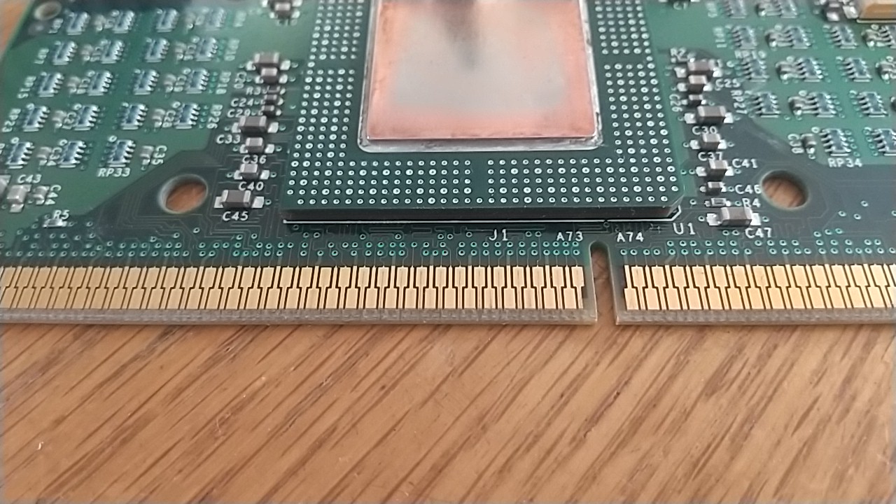 マザーボードに差し込む接点